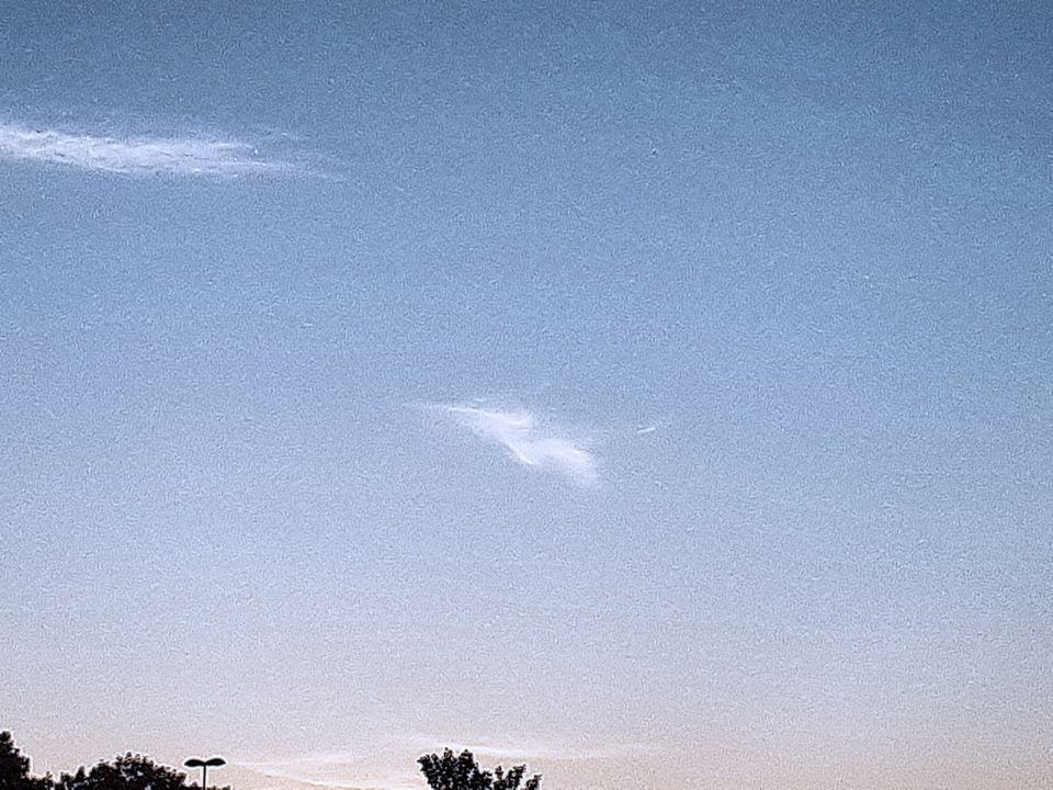 Een wolk met een driehoek UFO. foto