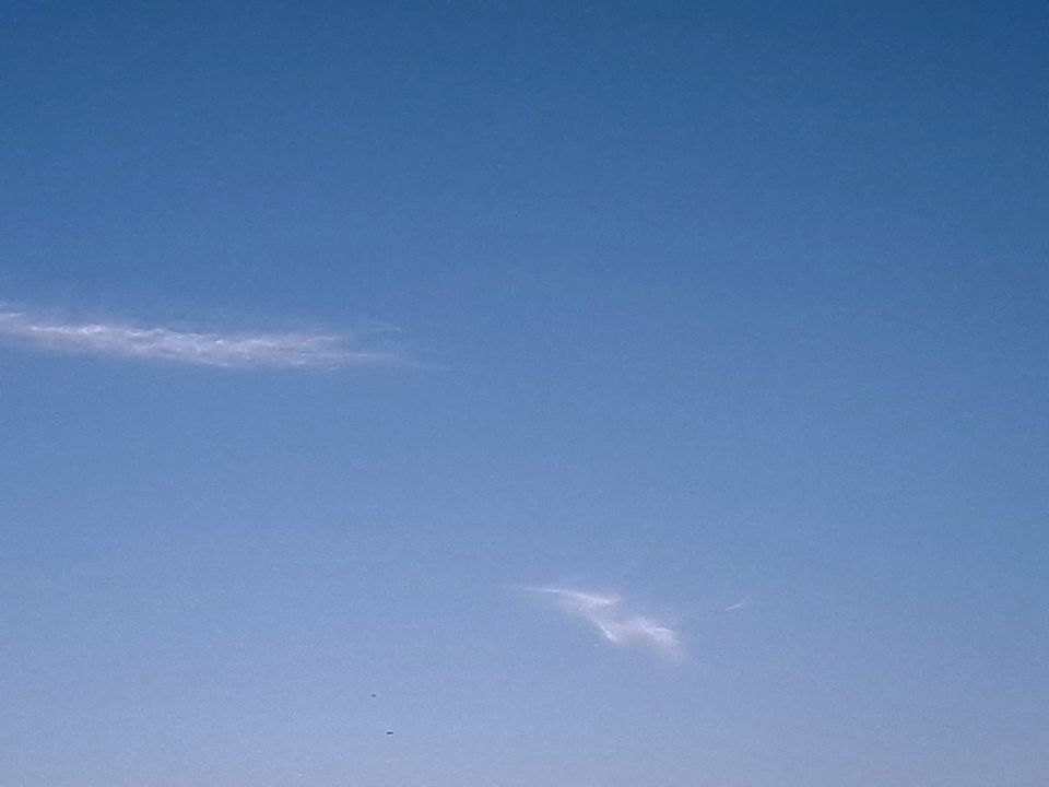 Een wolk met een driehoek UFO. foto