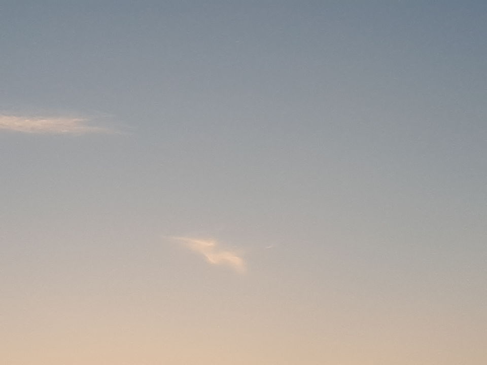 Een wolk met een driehoek UFO. foto