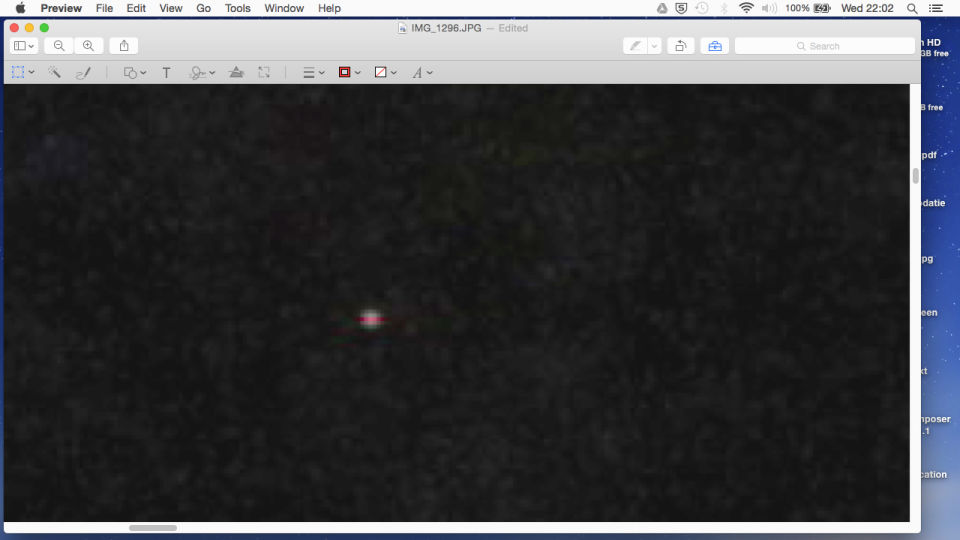 Foto verschijnt op 3 aug. Tafereel uit de ruimte met sterren en 2 objecten. foto