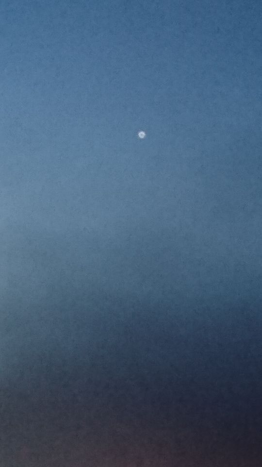 Fel bolvormig licht, maakt kleine roterende bewegingen. foto