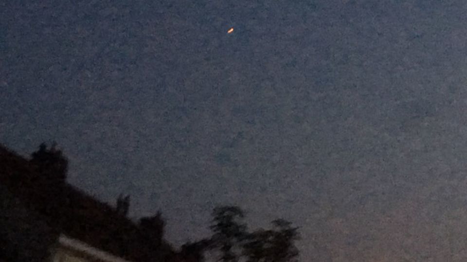 UFO met fel oranje/rood licht foto