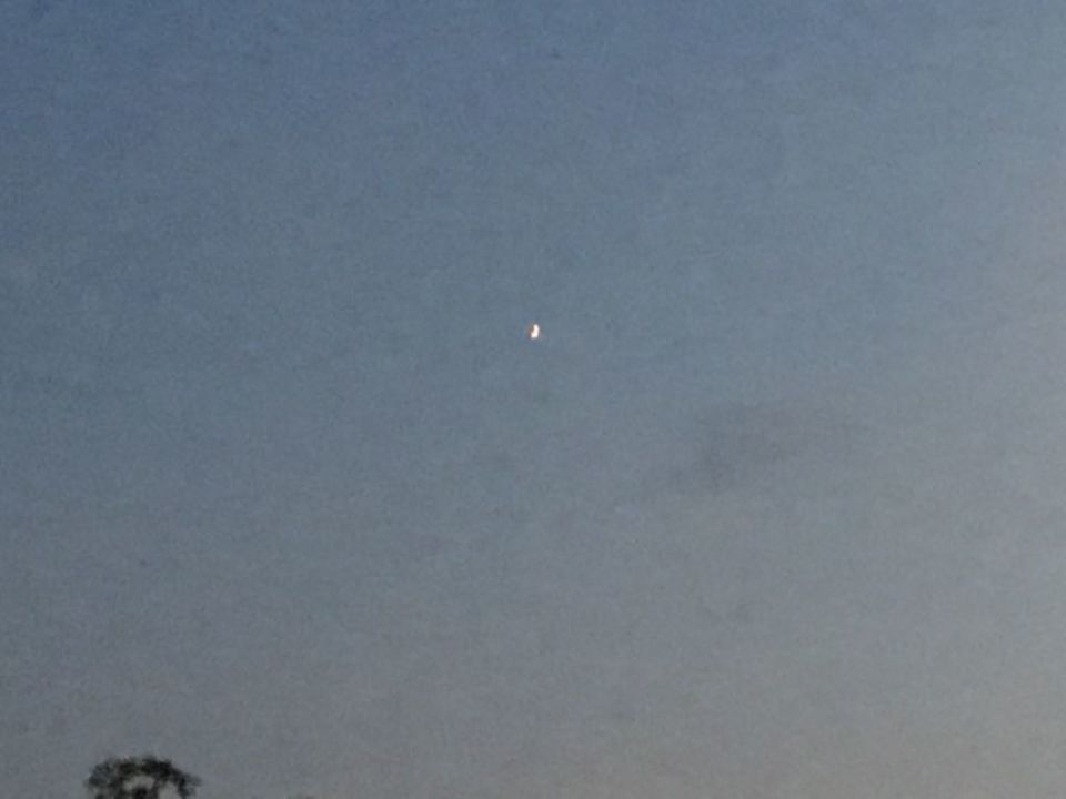 UFO met fel oranje/rood licht foto