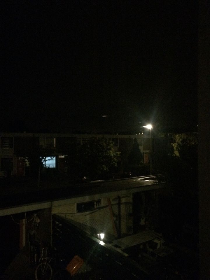 Licht met fel lichtgevende bol aan linker uiteinde foto