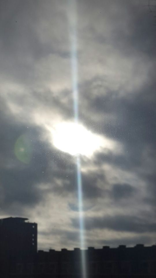 Lichtbundels, orbs/bollen, zwarte objecten, rode bol met lampen/lichten foto