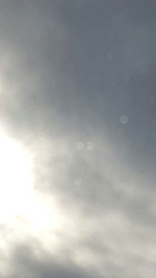 Lichtbundels, orbs/bollen, zwarte objecten, rode bol met lampen/lichten foto