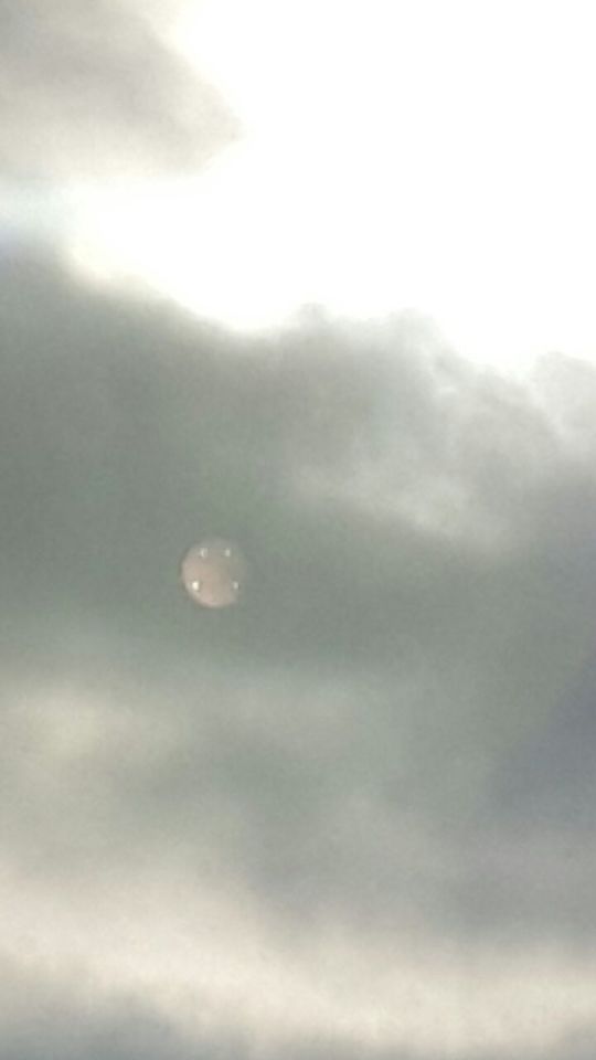 Lichtbundels, orbs/bollen, zwarte objecten, rode bol met lampen/lichten foto