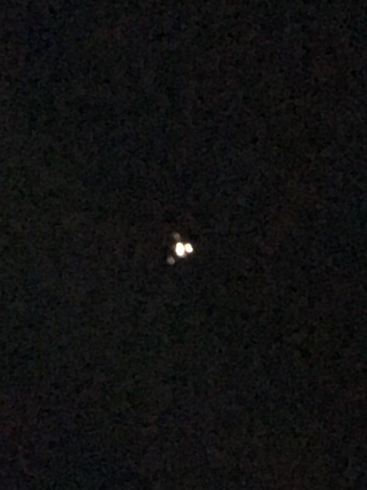 Driehoek vormig, laag vliegend UFO foto