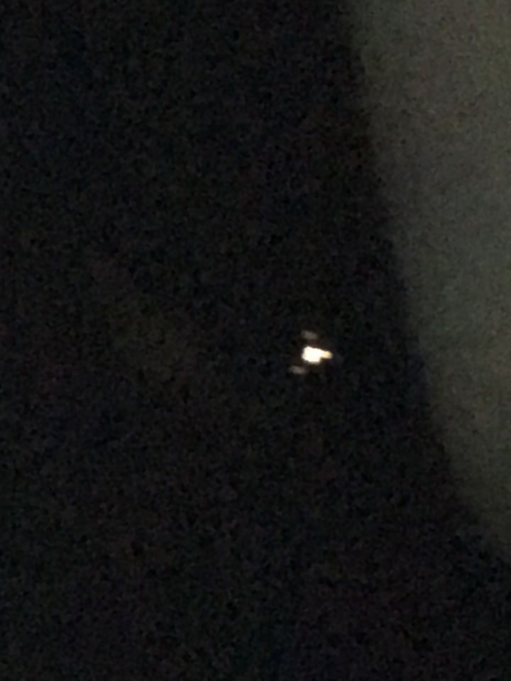 Driehoek vormig, laag vliegend UFO foto
