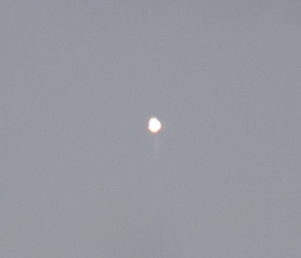 Fel licht met lichtstraal onderaan foto