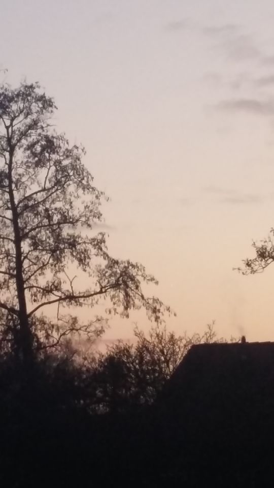 Object kwam uit een wolk in de vorm van een zilveren druppel. foto