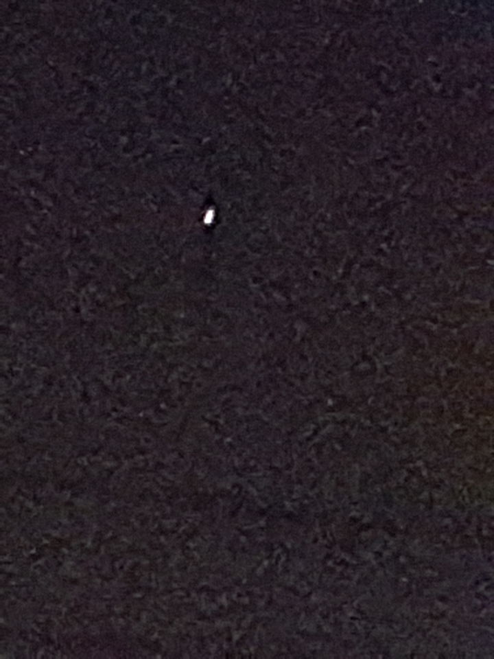 Ronddraaiend object rood blauw licht neemt telkens een andere vorm aan,  foto