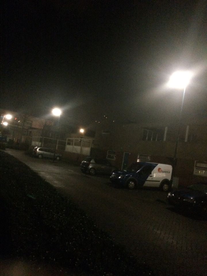 Meerdere orange lichting boven mijn huis foto