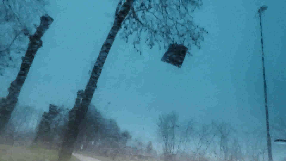 Donker-zwarte driehoek zweeft boven de grond en versnelt de hemel in foto