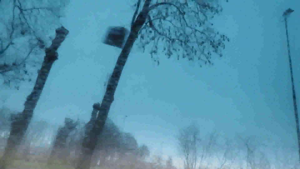 Donker-zwarte driehoek zweeft boven de grond en versnelt de hemel in foto