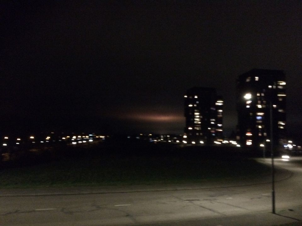Oranje/rode gloed in/op wolken die uitflitste... foto