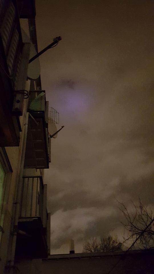 Roze ronding in de lucht en is dichter bij gekomen ook het was eerst verder weg foto