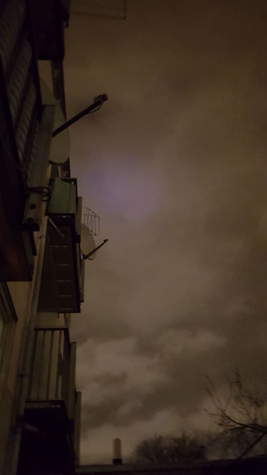 Roze ronding in de lucht en is dichter bij gekomen ook het was eerst verder weg foto