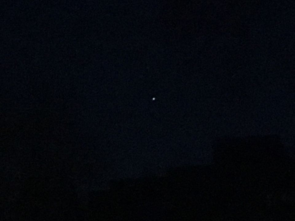 Een rond object met rode en groene lichten foto