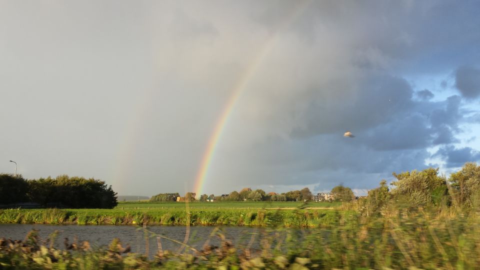 Foto gemaakt van regenboog. Daarbij vreemd voorwerp op de foto. foto