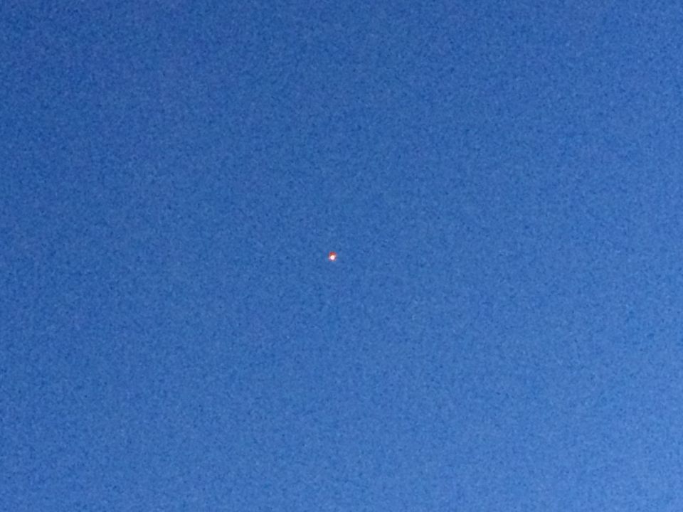 Bolvormig vliegend object met sterk licht aan de onderkant foto