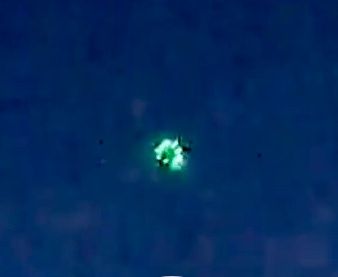 Driehoekoige UFO met groene rode lampen die aangaan in een ronde cirkel foto