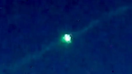 Driehoekoige UFO met groene rode lampen die aangaan in een ronde cirkel foto