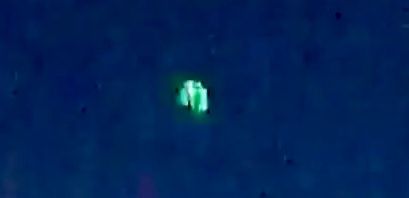 Driehoekoige UFO met groene rode lampen die aangaan in een ronde cirkel foto