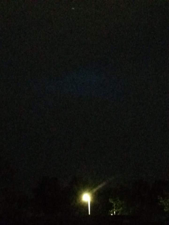 Felblauw licht in de vorm van een schotel foto