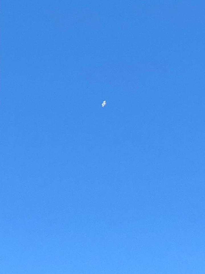 Eerst 1 witte bal. Daarna 4 met daarboven zwart ding foto