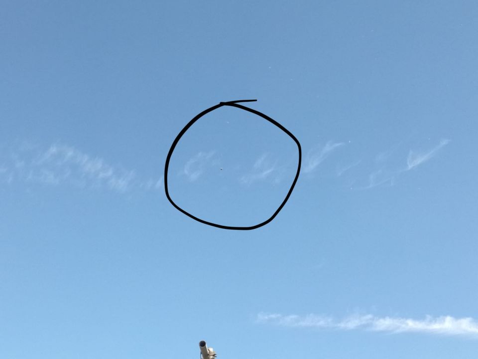 Diamantvormig, donker object met lichtete streep aan bovenkant en lichtpuntje foto