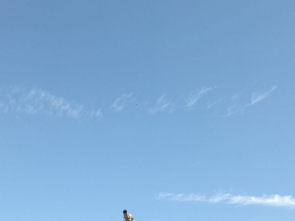 Diamantvormig, donker object met lichtete streep aan bovenkant en lichtpuntje foto