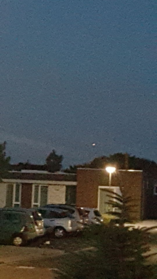 Stilhangend licht, wordt plots feller, beweegt dan. foto