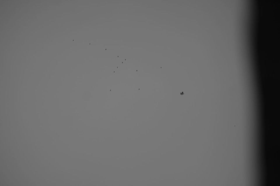 13 zwarte bollen in de lucht foto