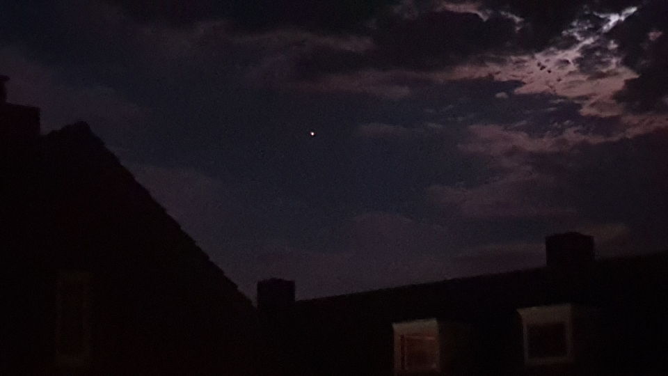 Heldere Lichtpunt wat op en neer beweegt. foto