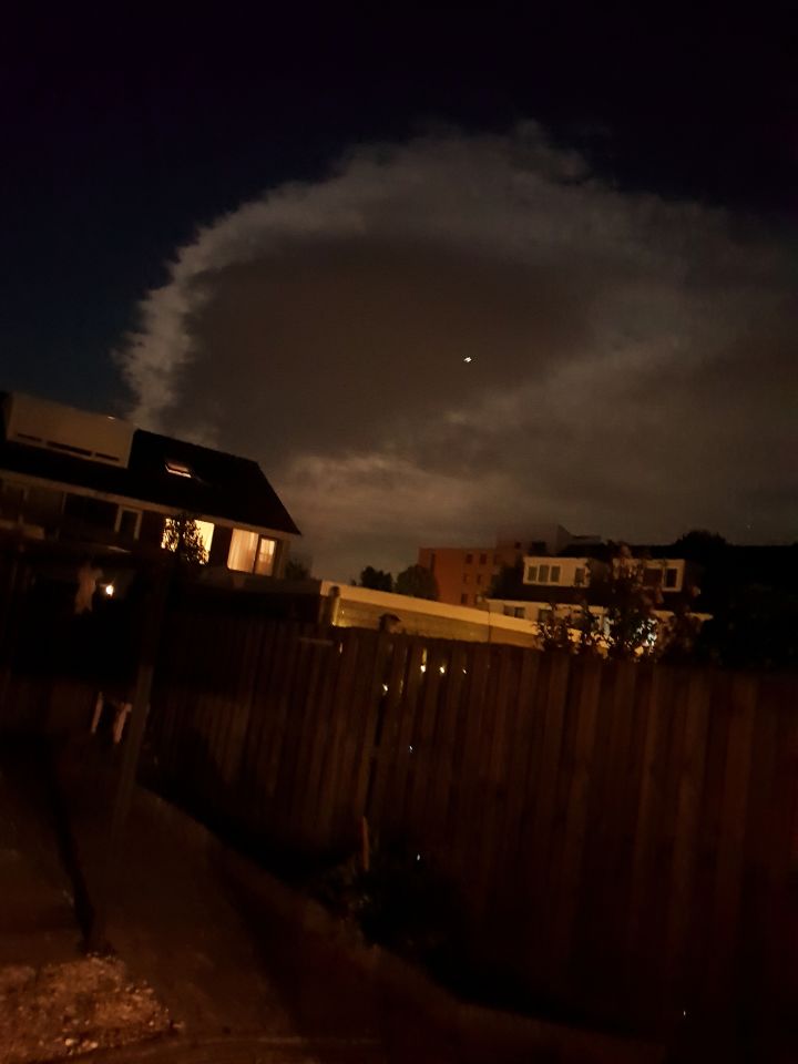 Twee glimmende bollen links van de bewolking na de bloedmaan foto