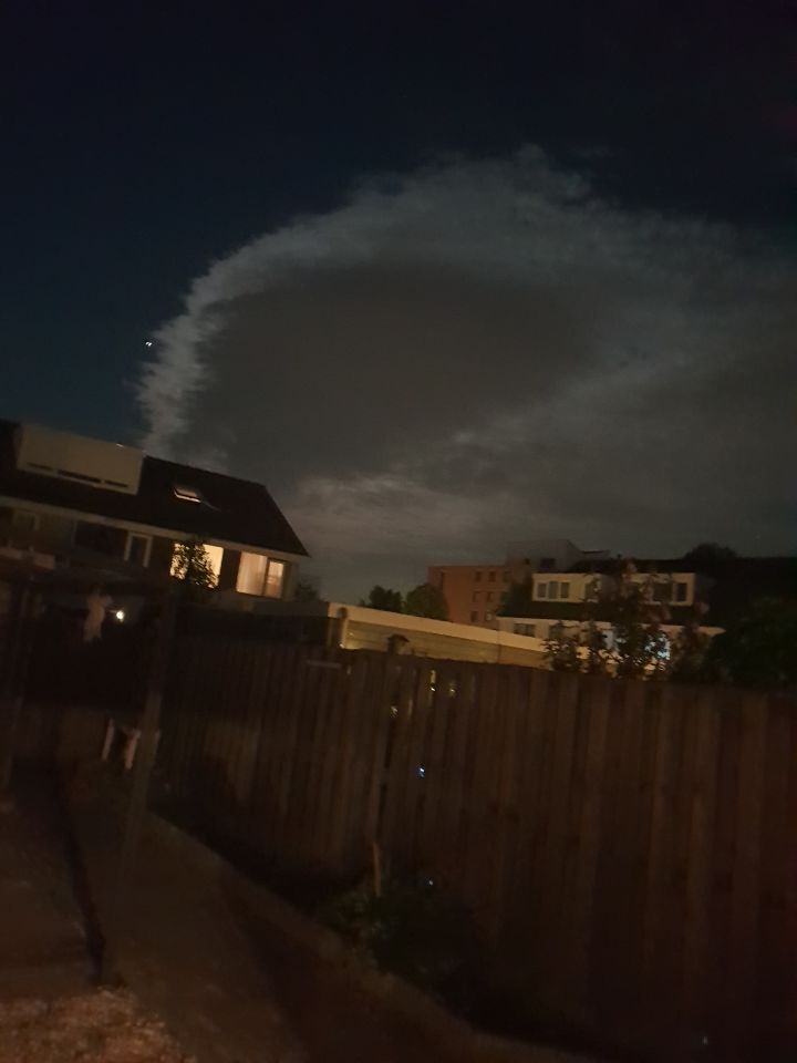 Twee glimmende bollen links van de bewolking na de bloedmaan foto
