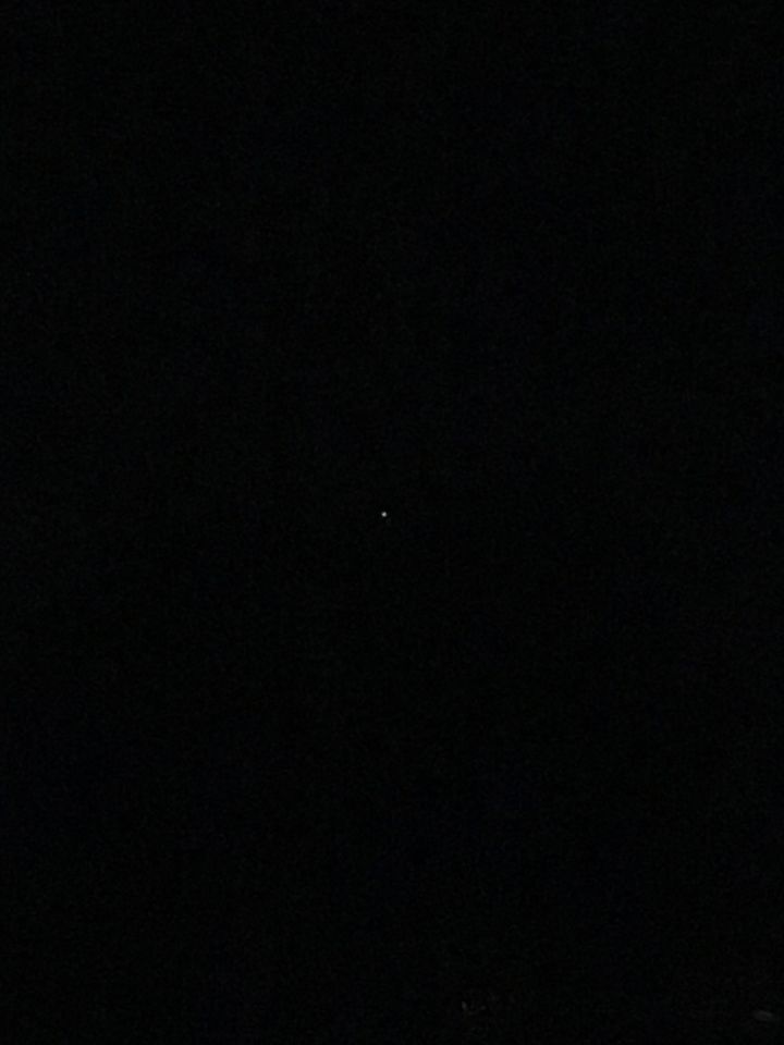 Stil hangende lichtbol. Fel licht met oranje foto