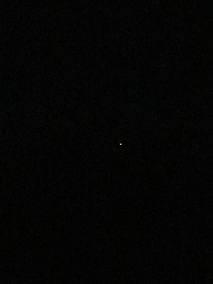 Stil hangende lichtbol. Fel licht met oranje foto