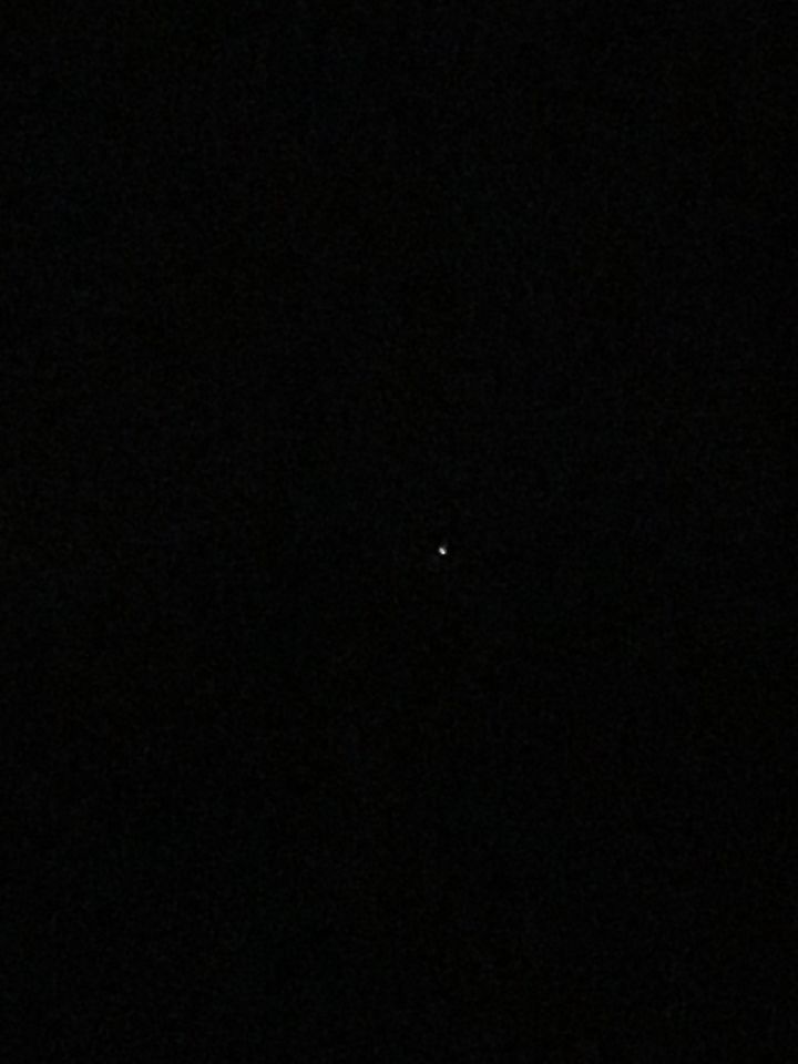 Stil hangende lichtbol. Fel licht met oranje foto