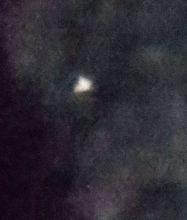 2 lichten op de foto van de maan foto