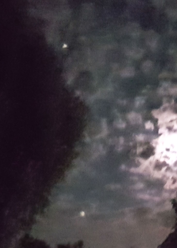 2 lichten op de foto van de maan foto