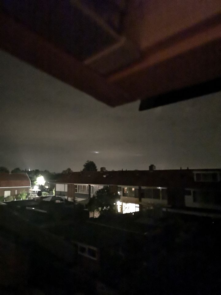 2 lichtbollen die bewogen in de lucht. foto