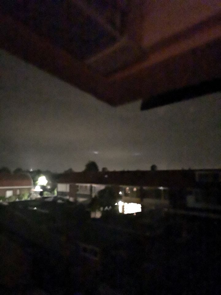 2 lichtbollen die bewogen in de lucht. foto