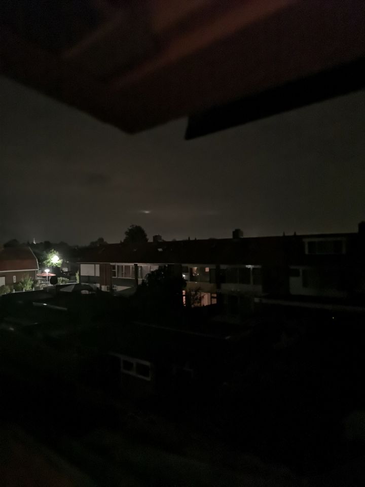 2 lichtbollen die bewogen in de lucht. foto