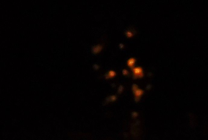 Meerdere objecten geel van kleur met witte lichten aan de onderkant foto