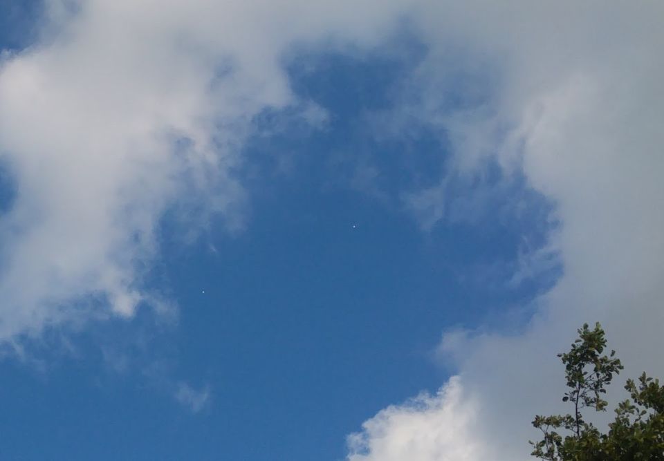 Twee fel witte bollen op enige afstand van elkaar foto