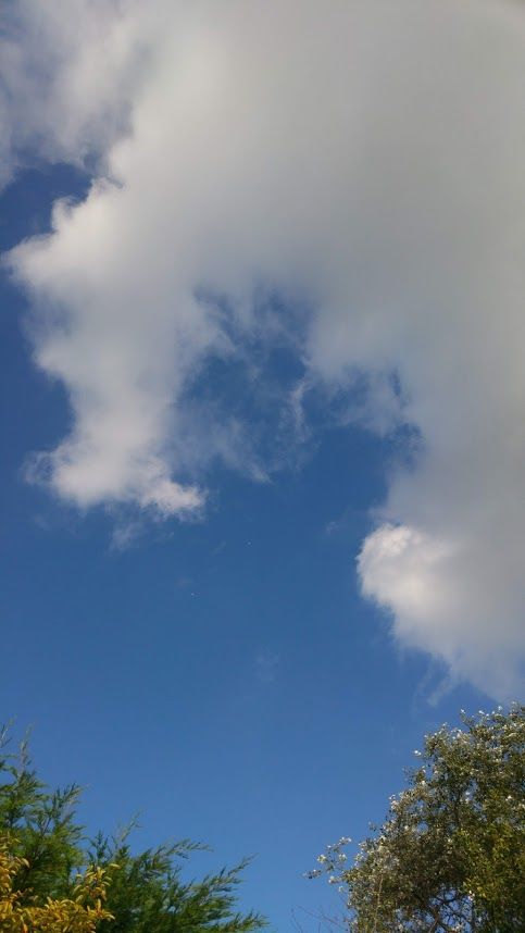 Twee fel witte bollen op enige afstand van elkaar foto