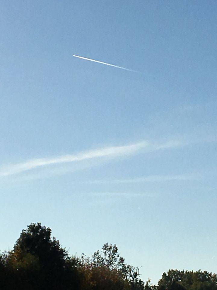 Een lichtpunt dat recht naar beneden zakte, steeds langzamer foto