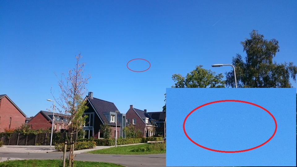 Cluster van 9 lichtpunten op klaarlichte, heldere dag foto